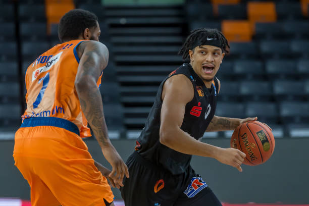 皮球划过防 皮球划过防